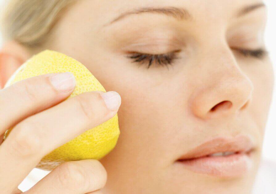 yüzüne limon süren kadın