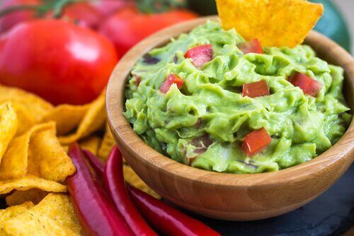 cips ve guacamole sosu