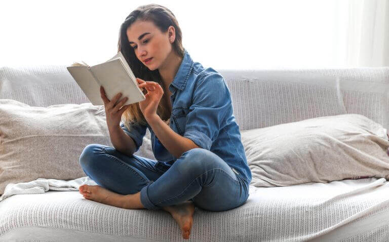 kitap okuyan kadın