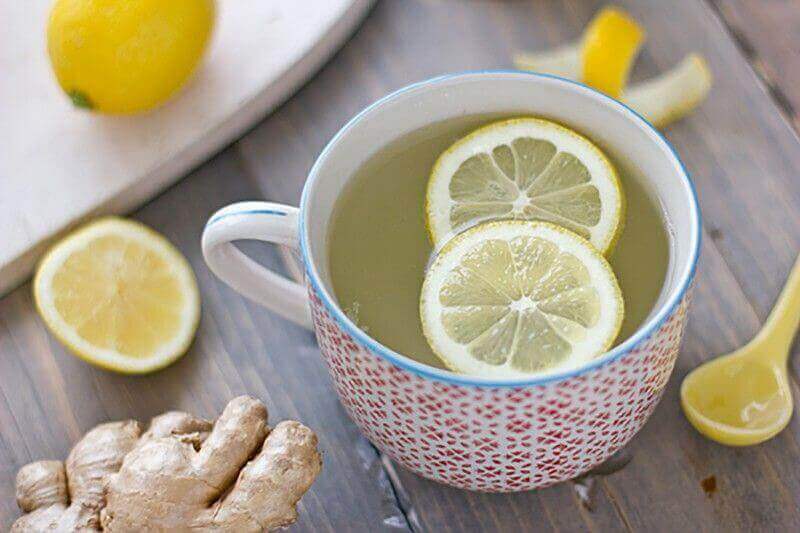 boğaz ağrısı için limon ve zencefilli sıcak çay
