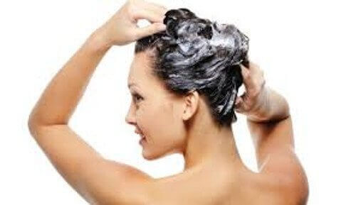 saçlarını yıkayan kadın