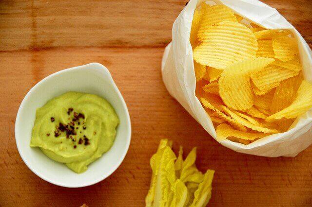 cips ve avokado püresi