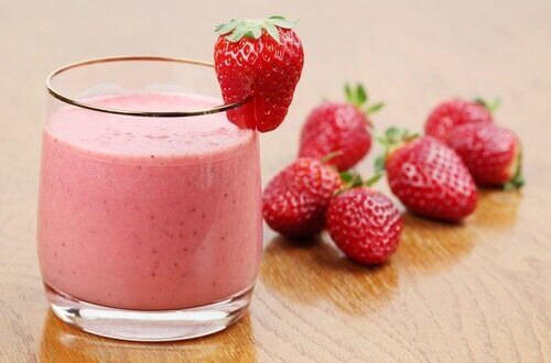 çilekli smoothie