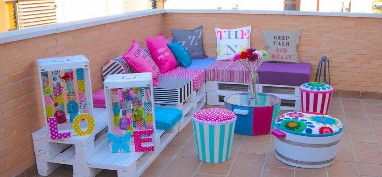 eğlenceli yastıklı balkon