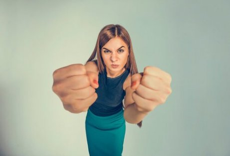 yumruk gösteren agresif kadın