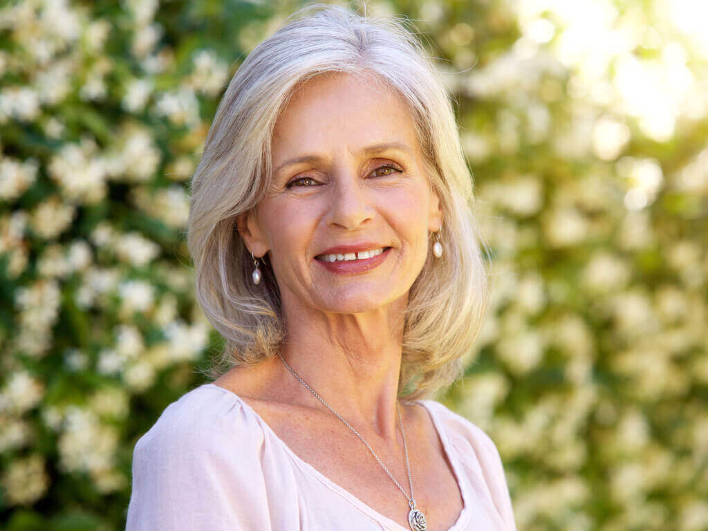 beyaz saçlı kadın