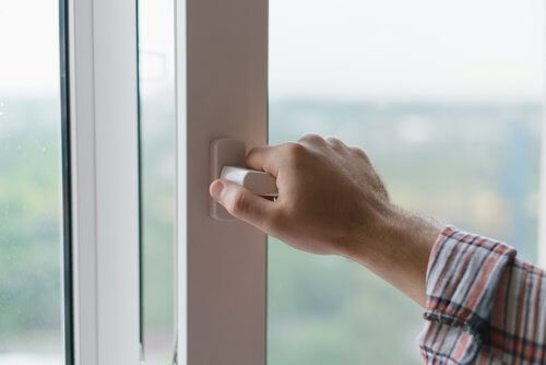 evin temiz kokması için evi havalandırmak