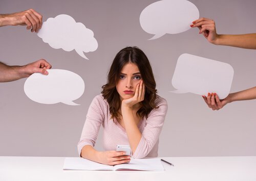 düşüncelerle çevrili kadın