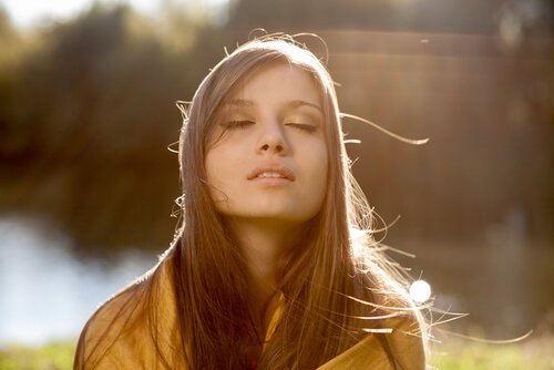 gözleri kapalı genç kadın