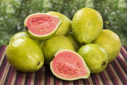 guava ve ortadan kesilmişi