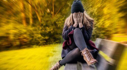 bankta oturan hüzünlü kadın