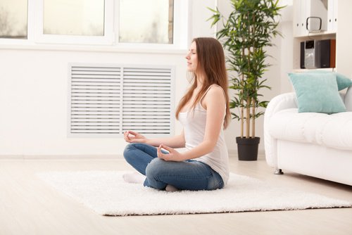 meditasyon yapan kadın
