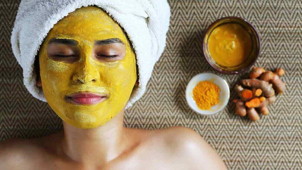 yüzünde maske olan kadın