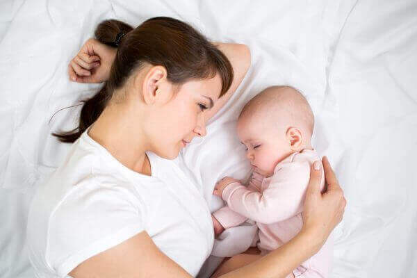 uyuyan bebek ve anne