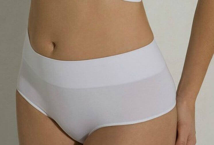 pamuklu iç çamaşırı giyen kadın