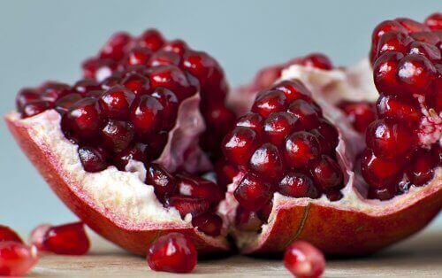 açılmış nar ve nar taneleri ile kışın kilo vermek