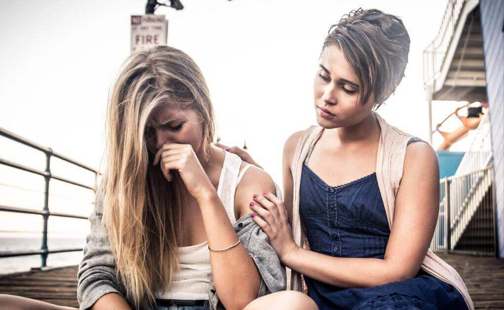 arkadaşına destek olan kadın