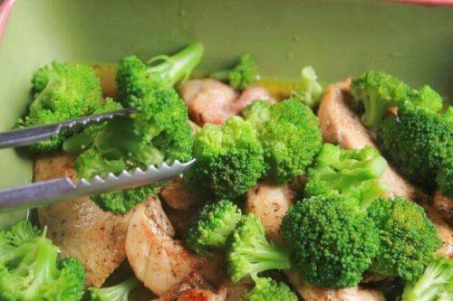 brokoliyi kullanmak için tavuk salatası