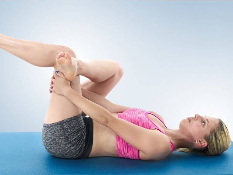 bel ağrısı için çapraz germe hareketi