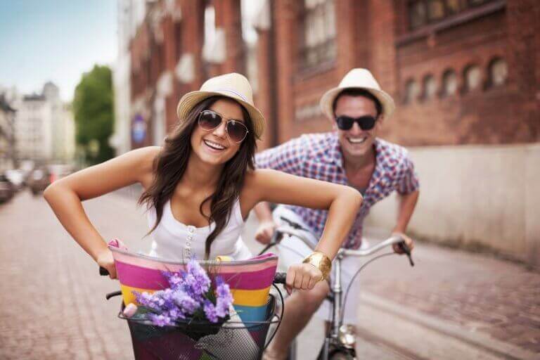 bisiklete binip eğlenen çift