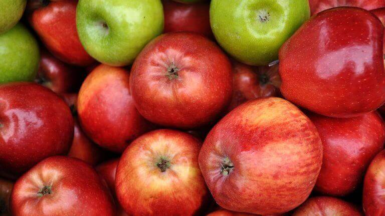 kırmızı ve yeşil elmalar