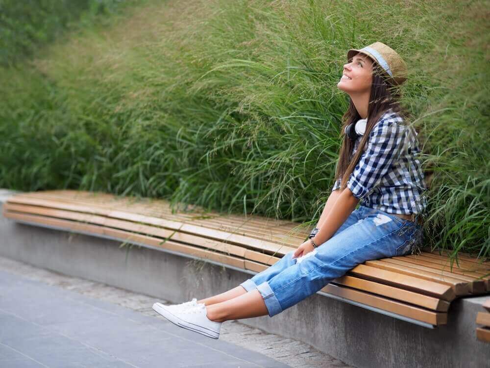 bankta oturmuş gülen kadın