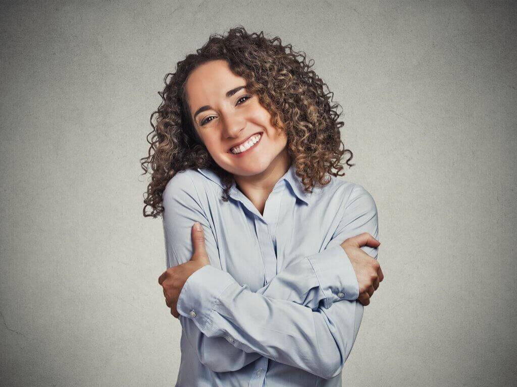 kendine sarılan kadın