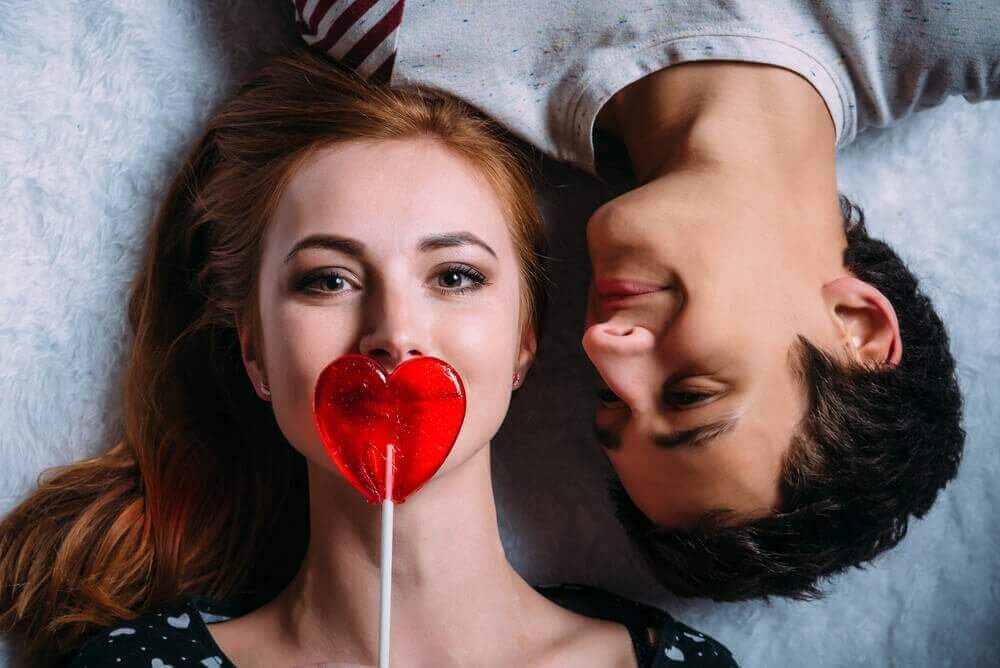 lolipop ile gülümseyen kadın