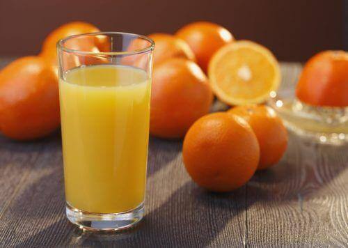 bardakta portakal suyu