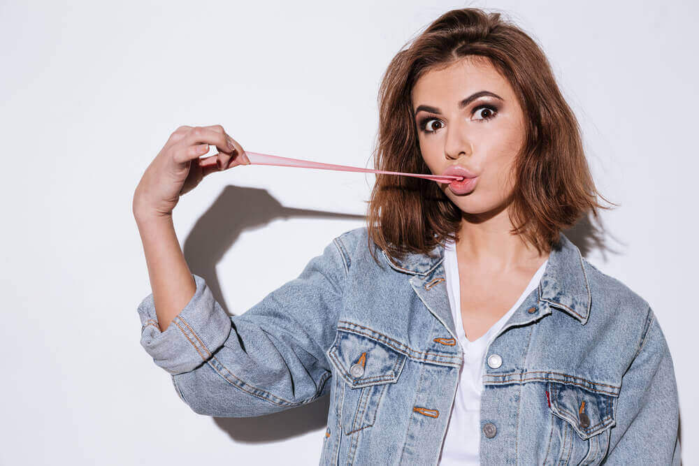 sakız çiğneyen kadın