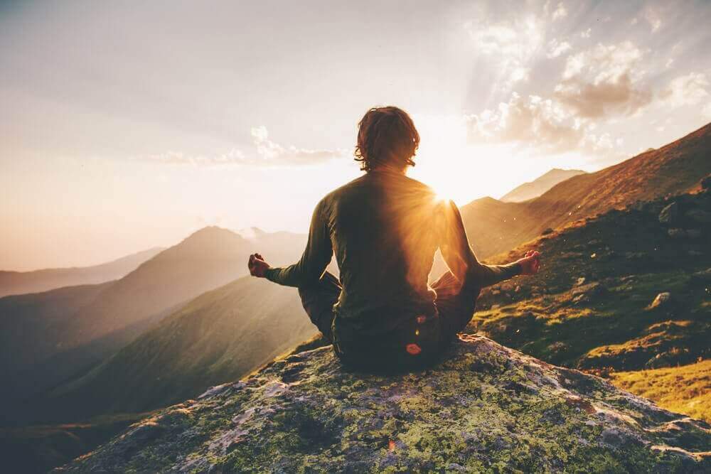 dağda meditasyon yapan adam