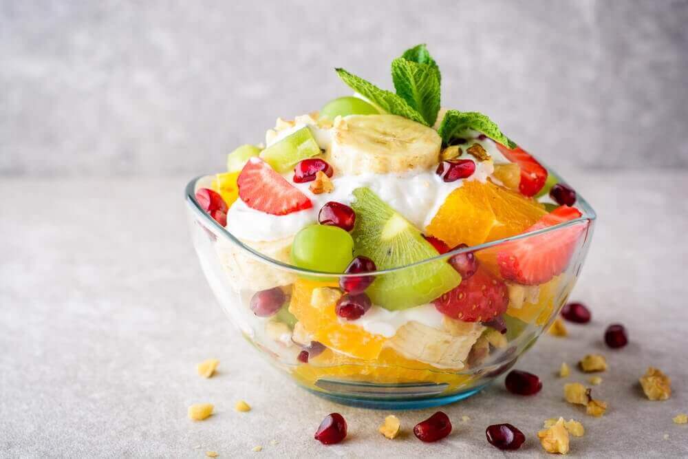 yoğurtlu meyve salatası