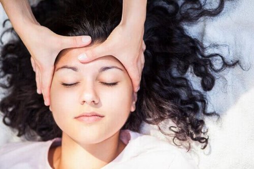 yuvarlak suratlı kadın