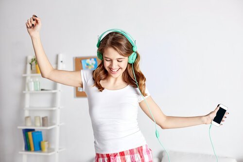 kulaklıkla dans eden mutlu kız