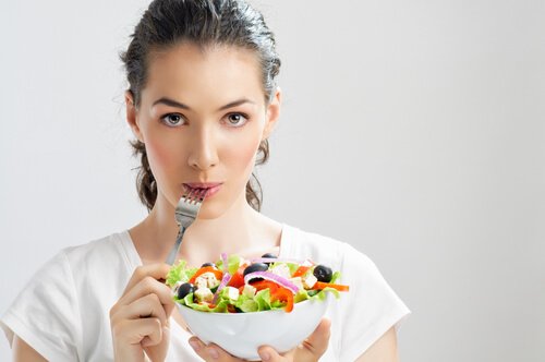 salata yiyen kadın