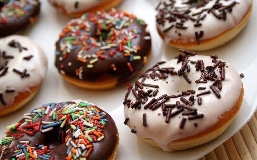 bir tabak donut