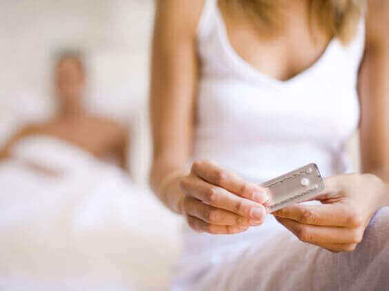 doğum kontrol hapı kullanan kadın