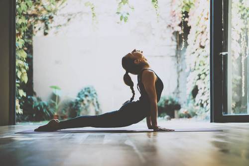 yoga yapan kadın