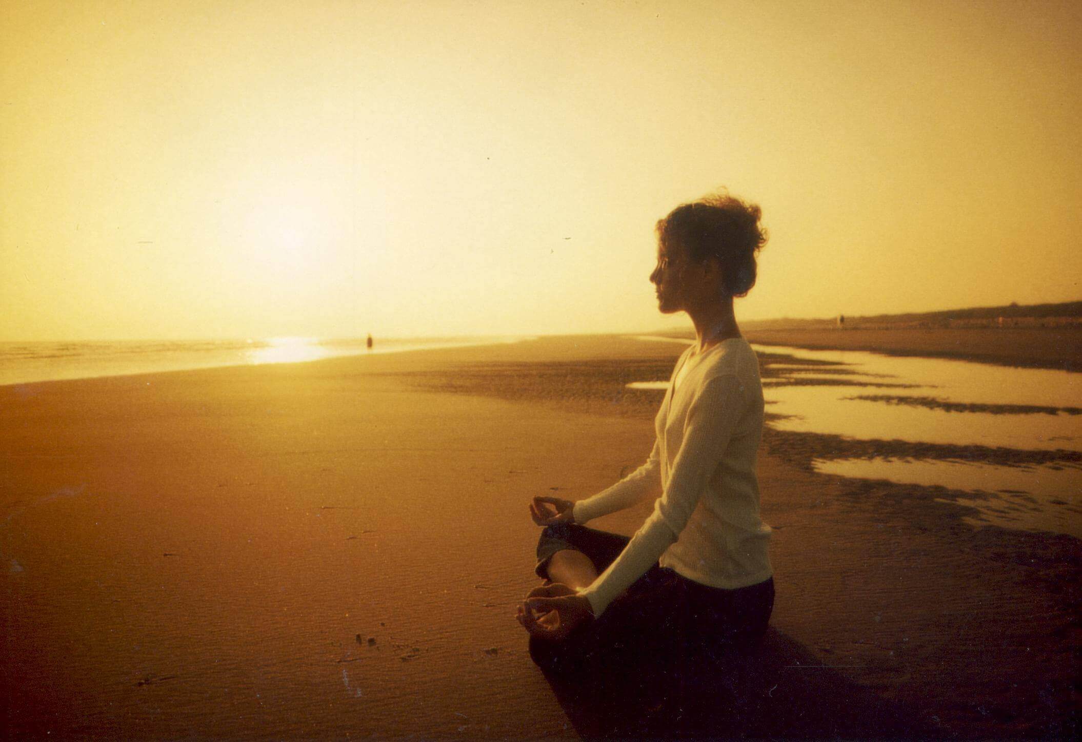 sahilde oturan kadın