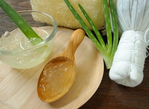 aloe vera ve Hindistan cevizi yağı ayakta su toplaması