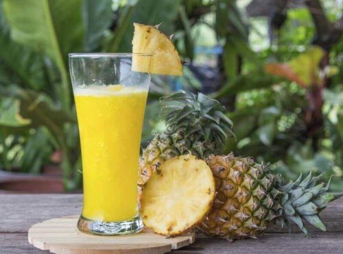 ananas meyvesi ile smoothie
