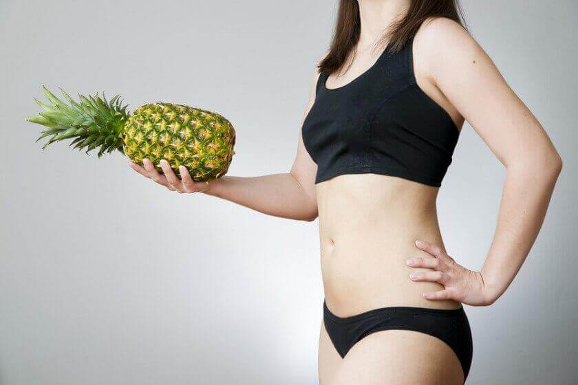 elinde ananas tutan kadın