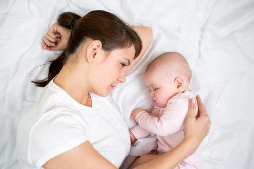anne ve uyuyan bebek