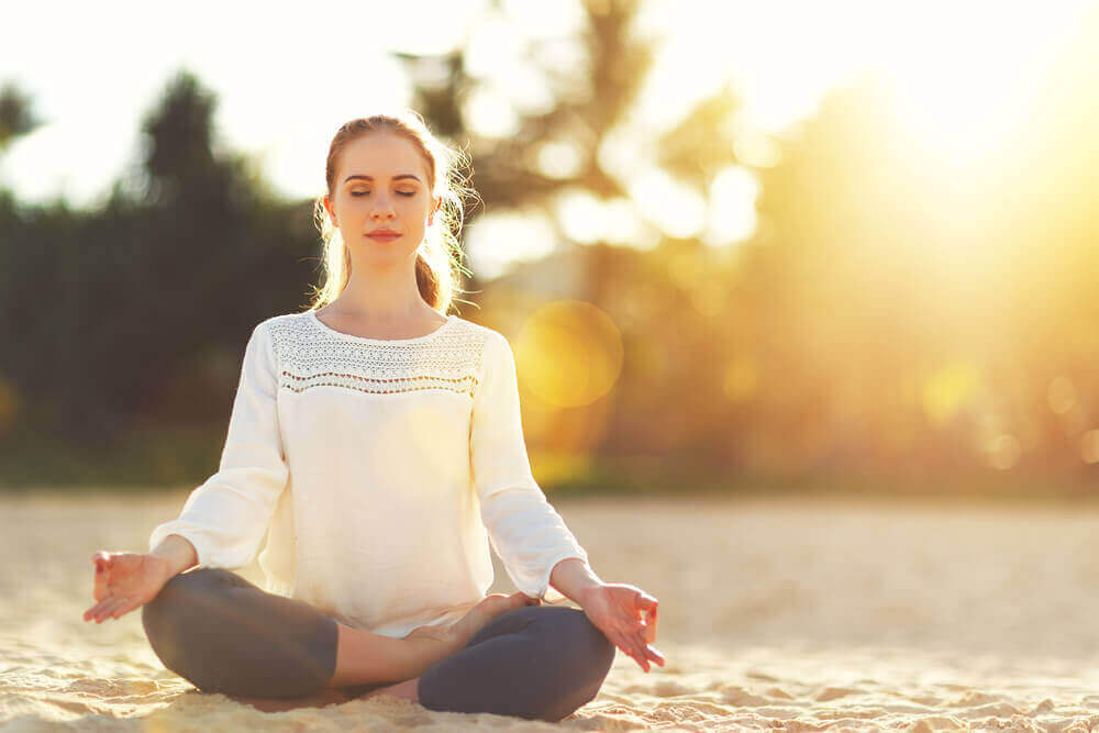 meditasyon yapan kadın