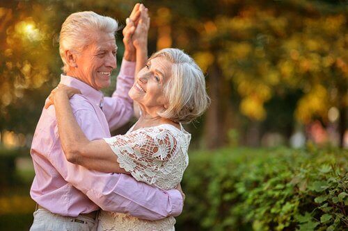 dans eden yaşlı çift