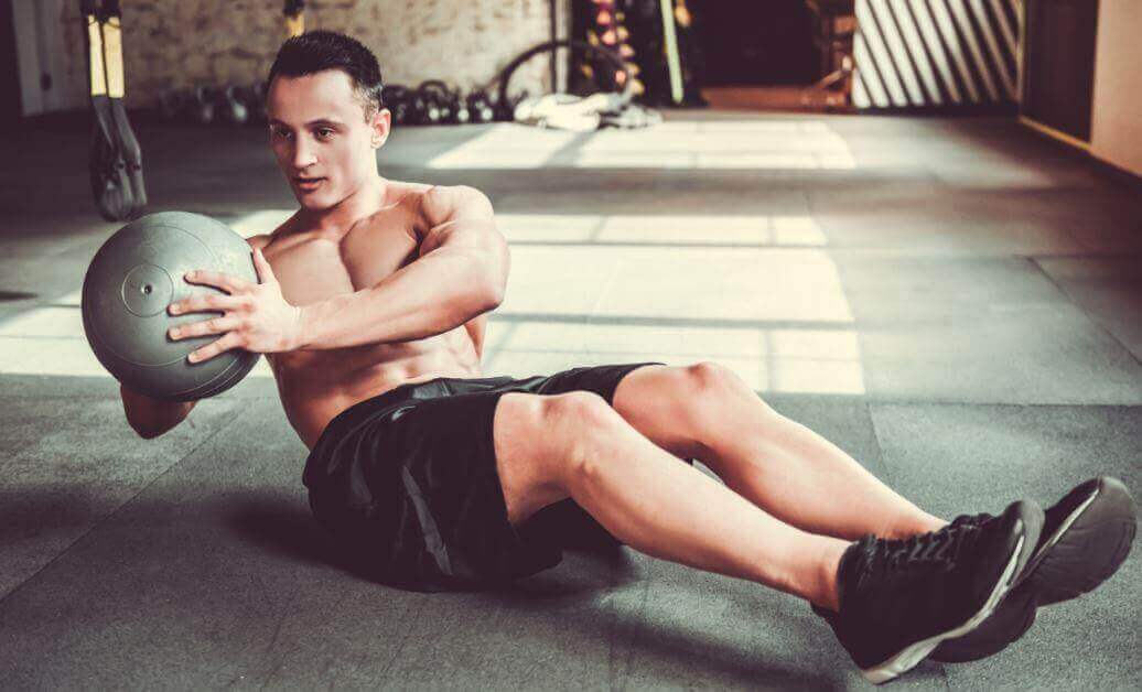 karın egzersizi yapan erkek