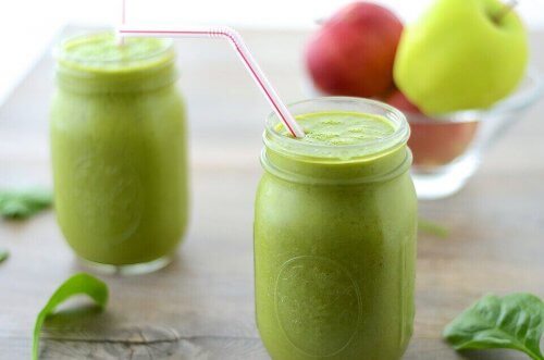 elma suyu ve elmalar