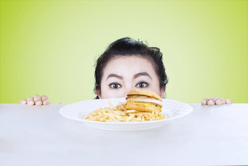 fast food yemeğine içi giden kadın