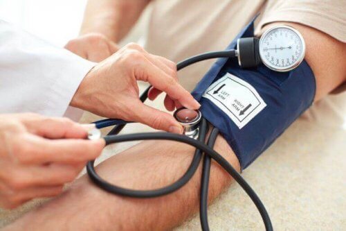 hastanın tansiyonunu ölçen doktor