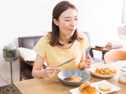 kahvaltı yapan kadın